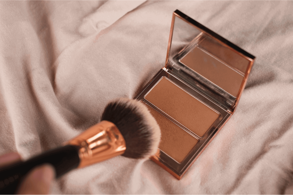 bronzer pro opálený vzhled